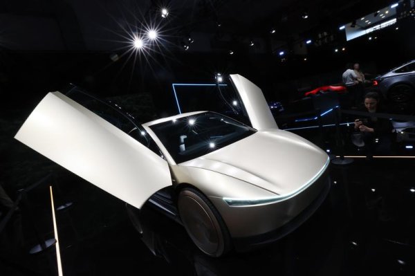 启天配资 股价腰斩， 特斯拉投资者劝马斯克“回头”