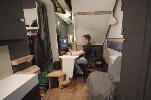 东兴证券 34岁男子在10㎡蜗居中住4年，家里转身都困难，他却过得津津有味