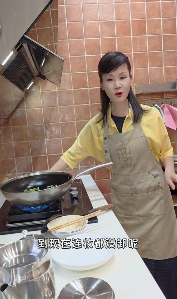 配资658 59岁于文华罕晒北京别墅，上下两层装修雅致，二婚老公年轻帅气