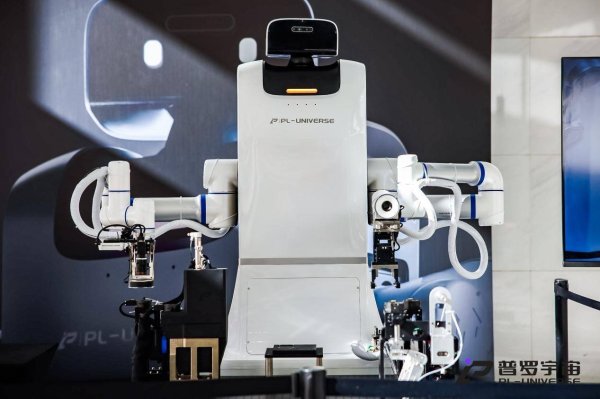 富深所 工业具身智能矩阵成型！普罗宇宙发布大白机器人2.0 及灵巧手，京东全球线上合作赋能出海